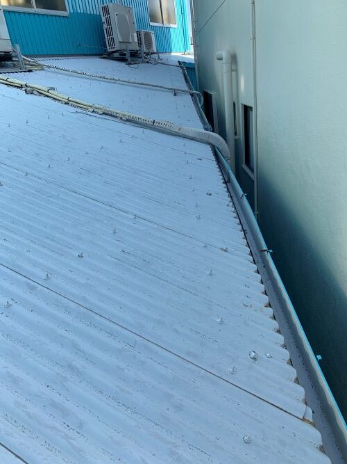 屋根のカバー工法・板金部分の鉄部塗装工事を行いました。画像