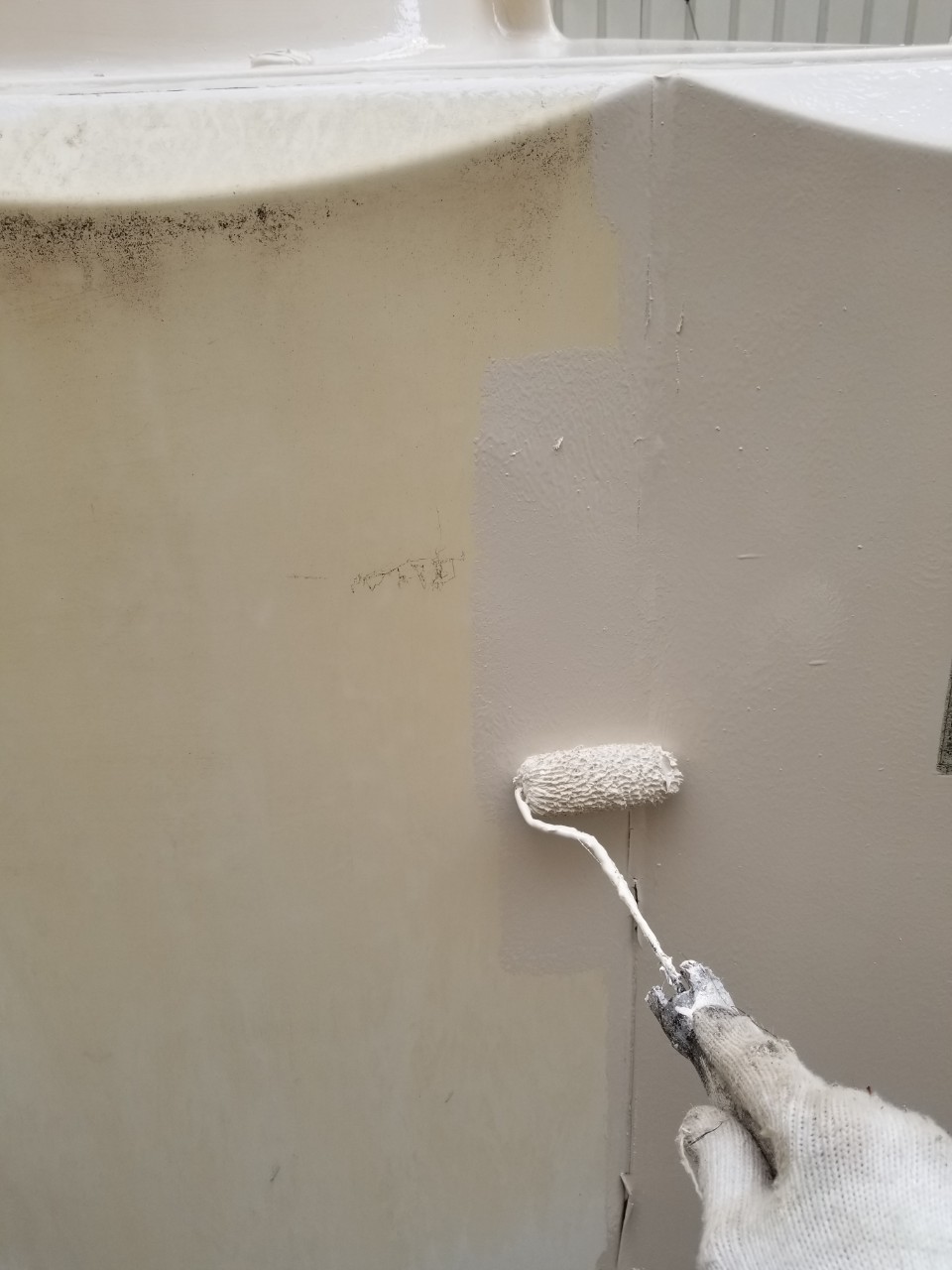 受水槽の下塗り