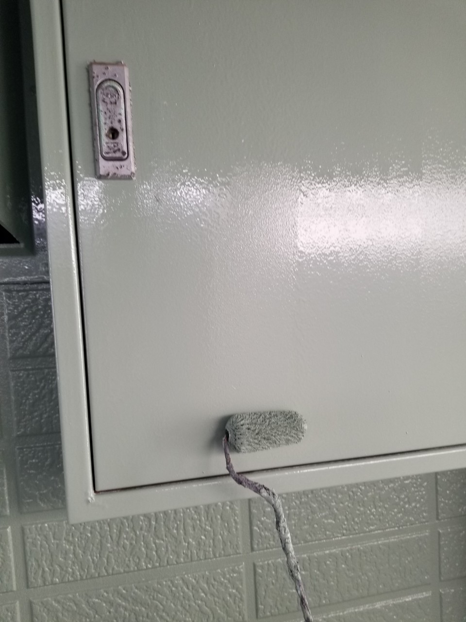 電気BOXの上塗り
