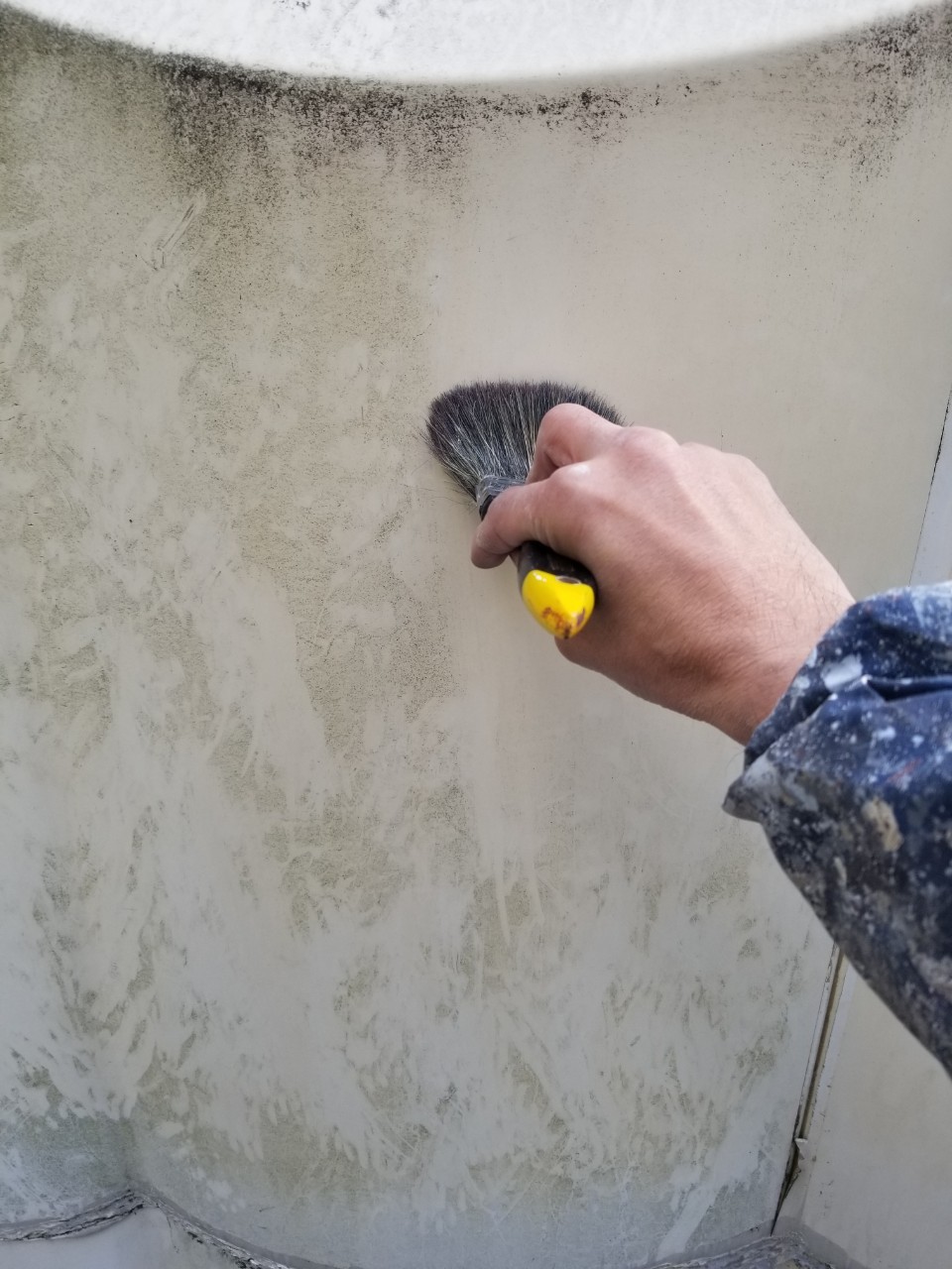 受水槽のケレン作業