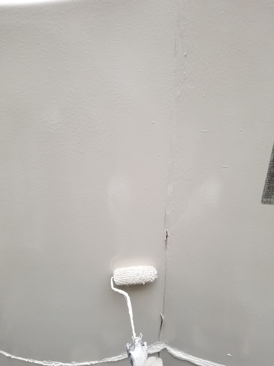 受水槽の上塗り