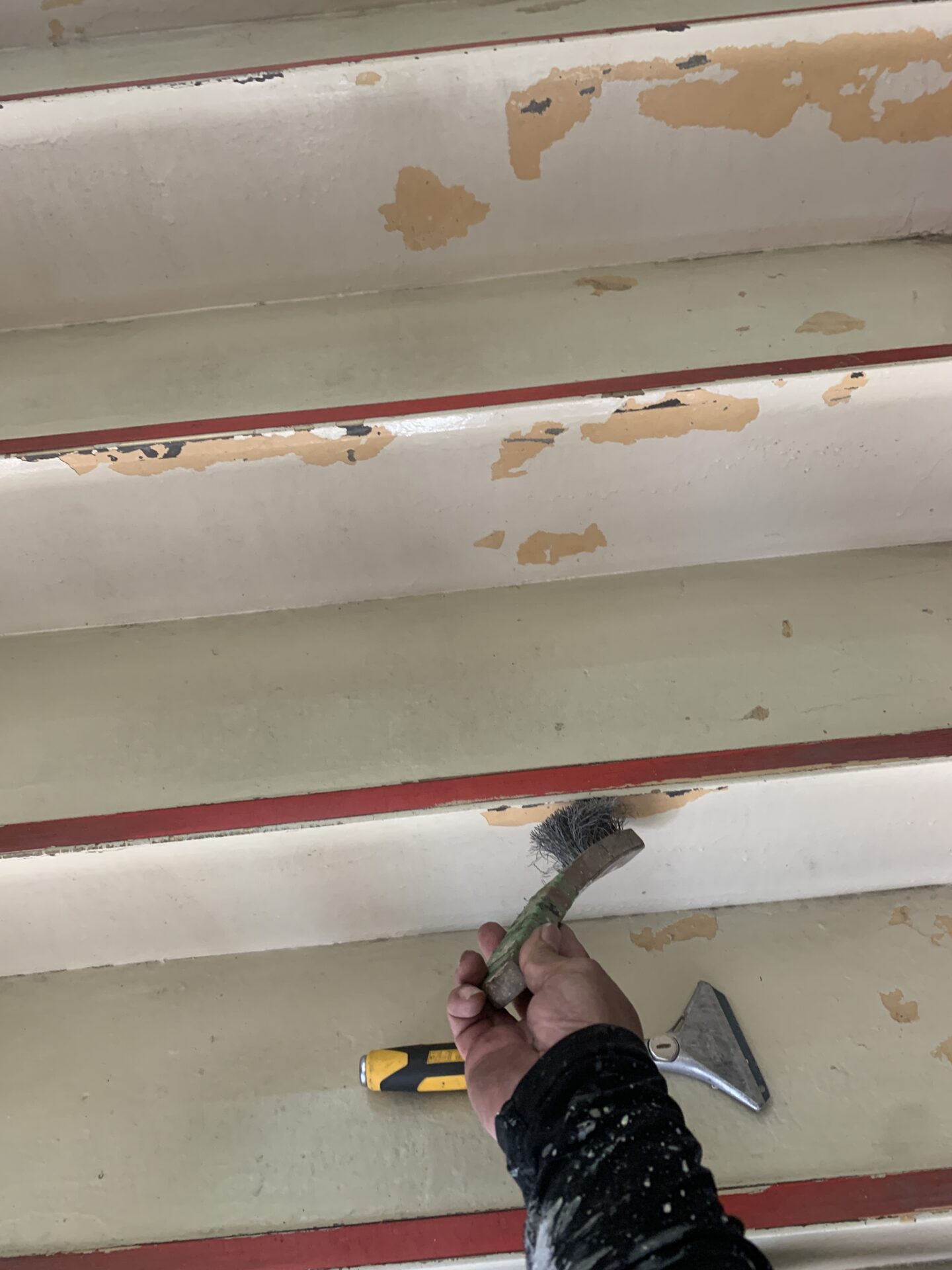 階段のケレン作業